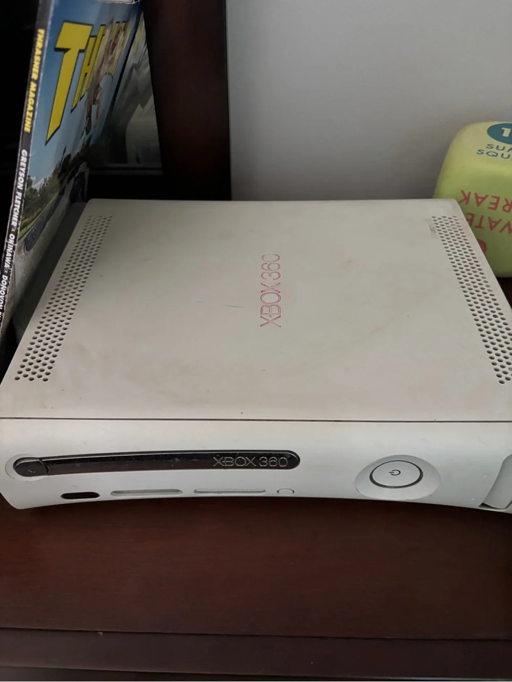 Microsoft Xbox 360 White Slim Console (comes with everything and controller)
